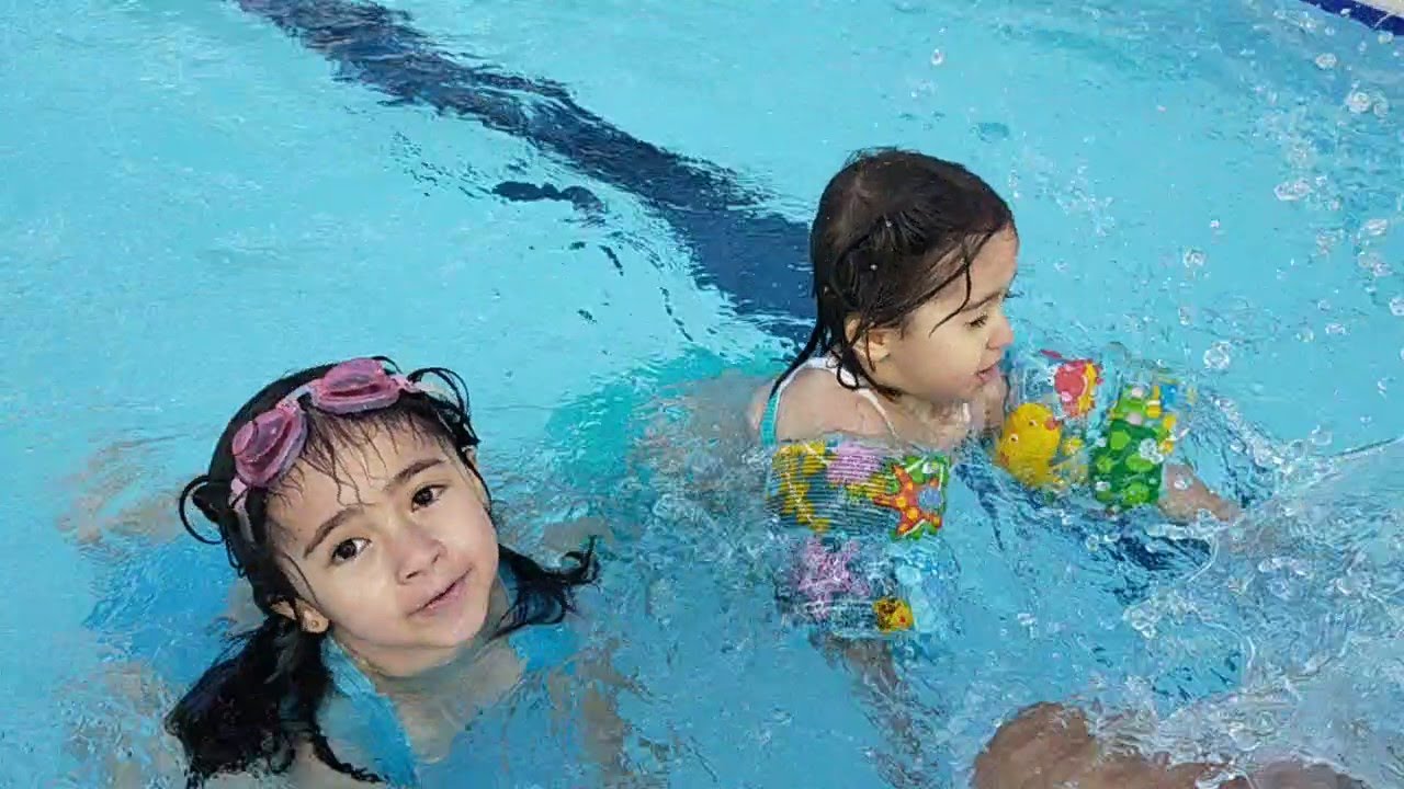 Hilal  &Ouml;yk&uuml; barbiyle y&uuml;zd&uuml;ler.Kids have fun in the swimmingpool with barbie. لعبة بركة السباحه
