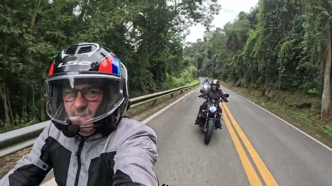 Triumph Speedmaster, Royal Enfield Shotgun, Kawasaki Vulcan e Harley Davidson Breakout na estrada