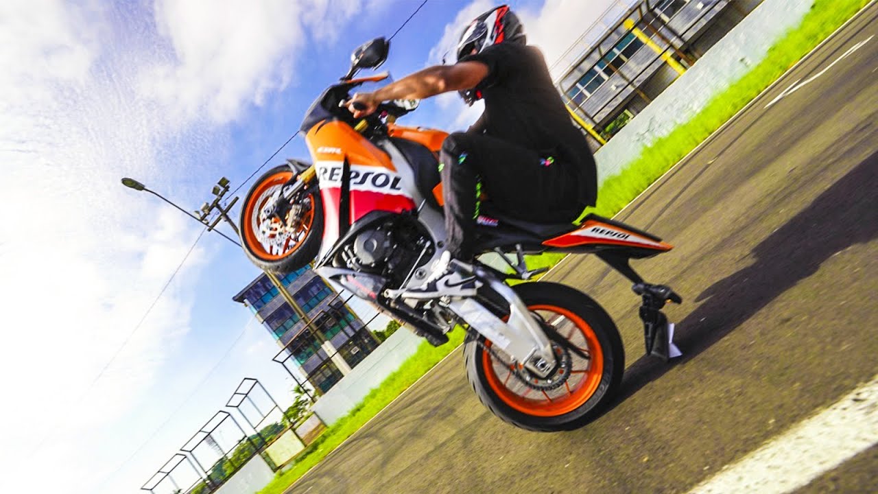 APRENDENDO A EMPINAR A MINHA MOTO NOVA