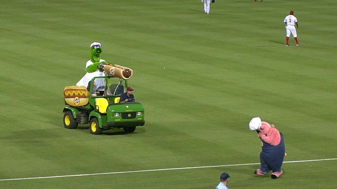 Phanatic uses hot dog cannon against pig
