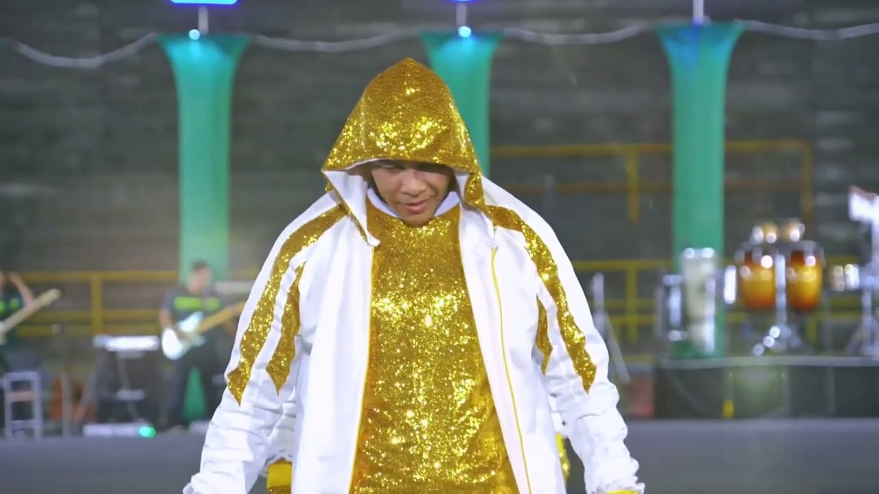 Show mix 4 abertura: Criança a receber