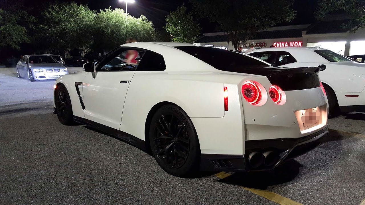2017 NISSAN GTR vs 
