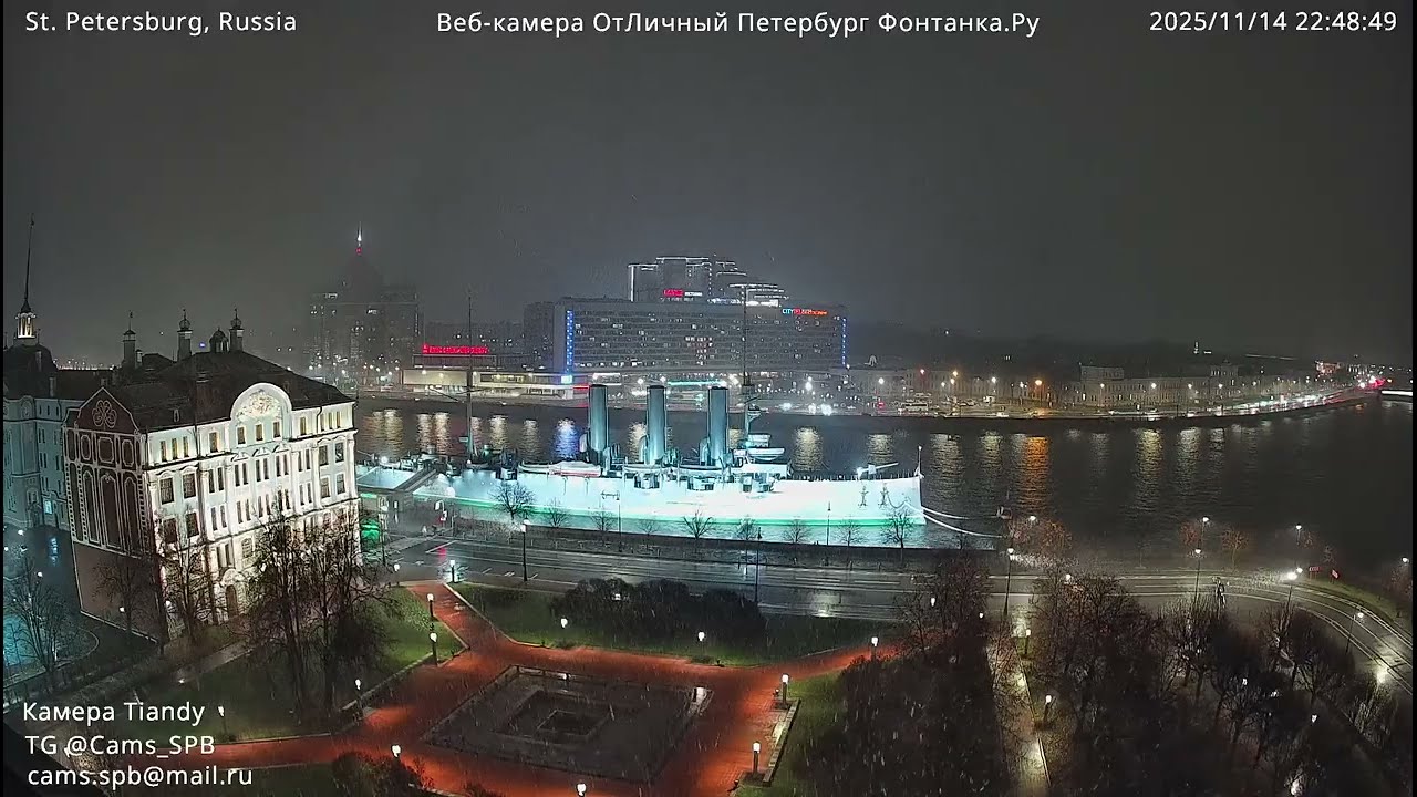 Первый снег в Санкт-Петербурге 14 ноября 2025 вид на Неву и крейсер Аврора