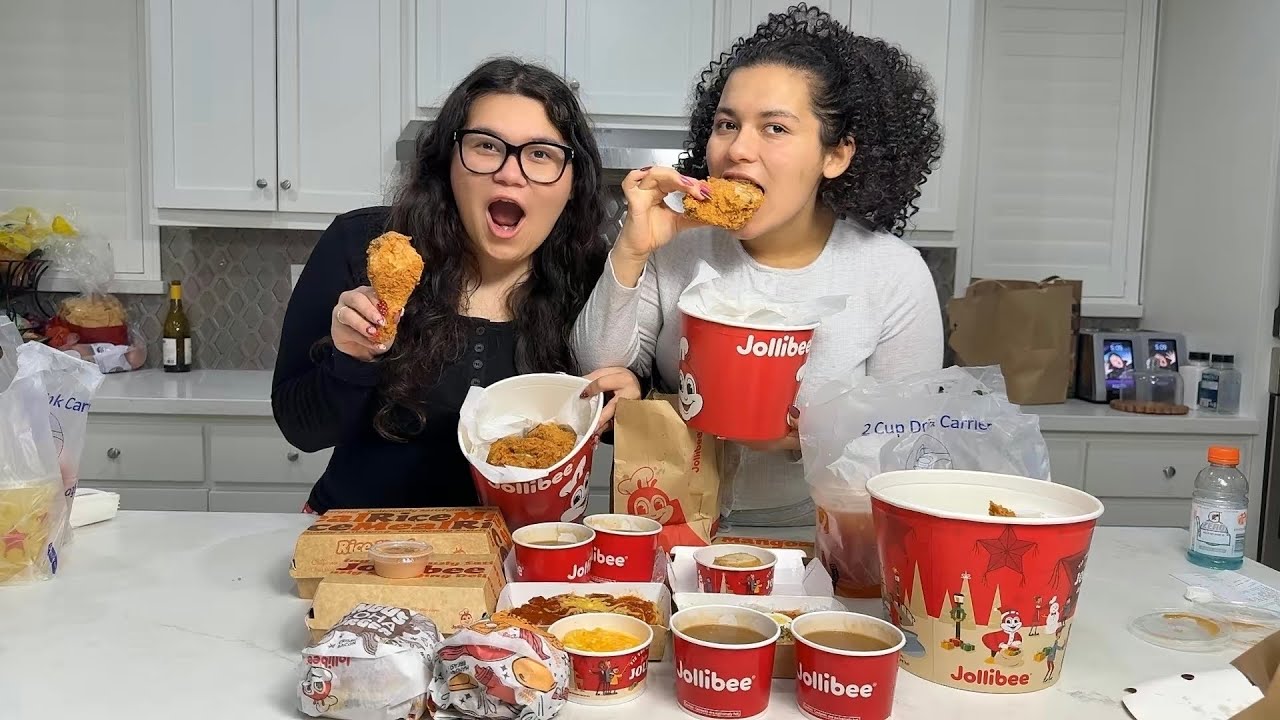 TRYING JOLLIBEE FOR THE FIRST TIME!! ❤️🍗🍗 Trying and Rating Everything at Jollibee ❤️🍗❤️