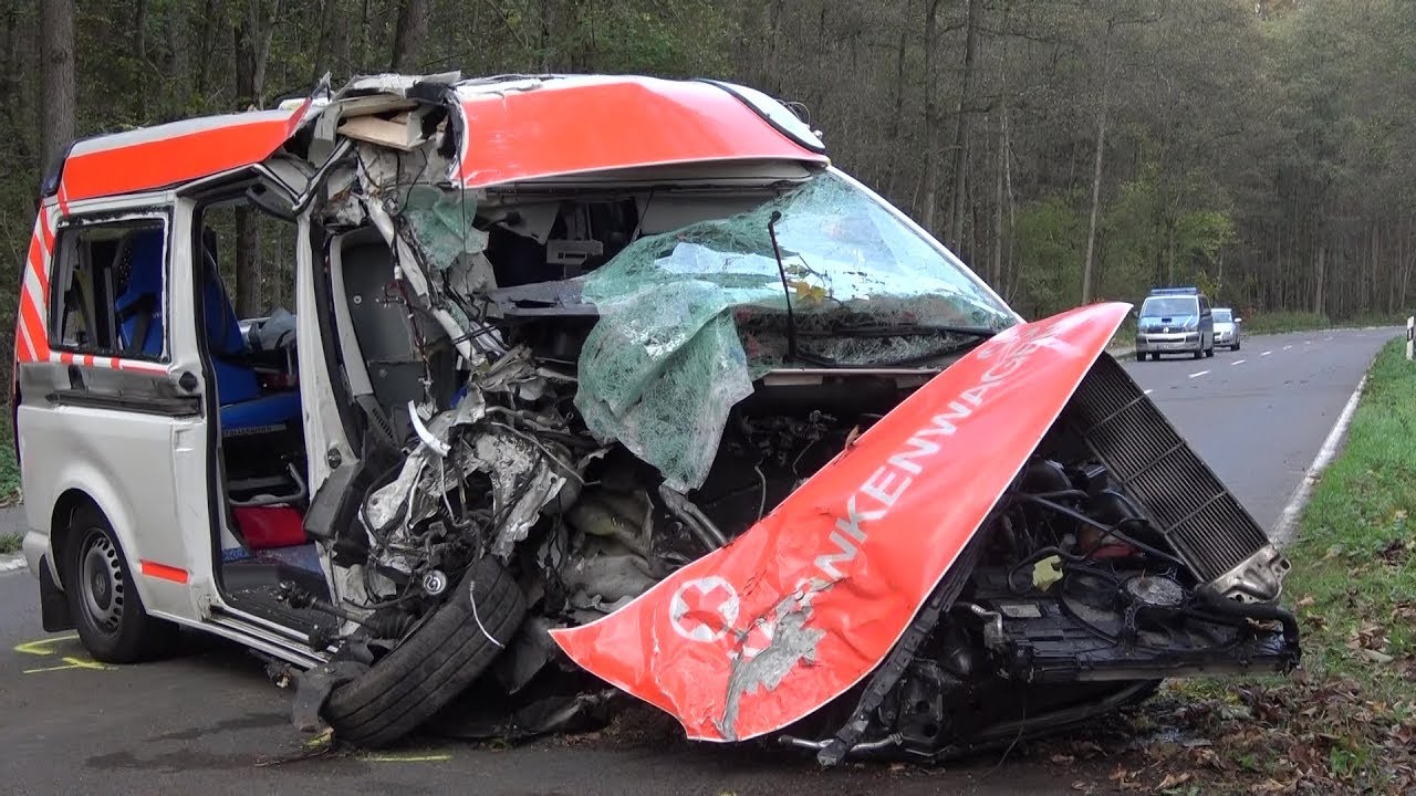 Krankenwagen gegen Baum - Patient tot - Personal verletzt in Nümbrecht am 30.10.19 + O-Ton