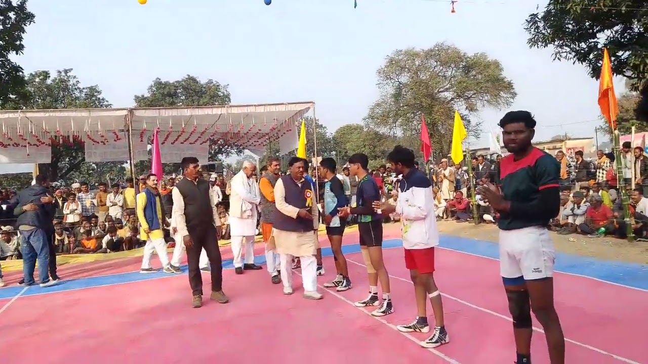 ग्राम खमरिया मेंसभी अतिथि गण खिलाड़ियों से परिचय प्राप्त करते हुए कटनी बनाम सतना अकैडमी 🇮🇳♥️🇮🇳♥️