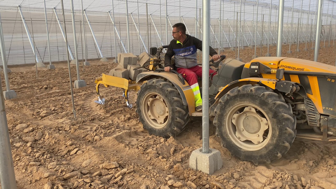 Labrando la tierra con el cultivador I Tractores Horticampo.