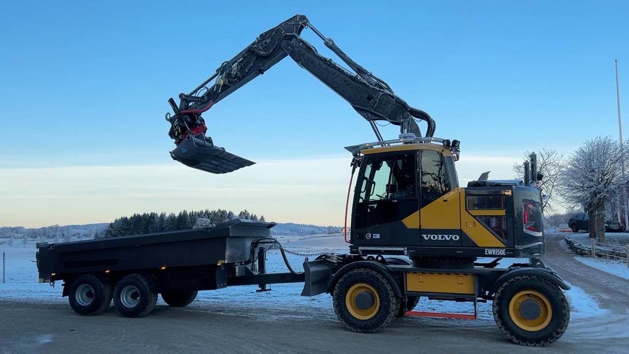 K&ouml;p Gr&auml;vmaskin Volvo EWR150E med gr&auml;vsystem, tippk&auml;rra, rotator m grip & 7 redskap p&aring; Klaravik