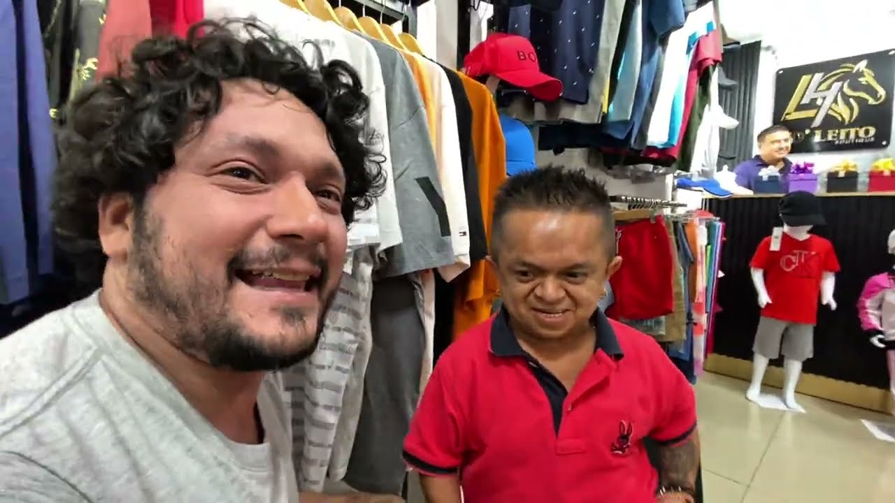 Jorgito El Guayaco me muestra su Mercanc&iacute;a en la Boutique de Leito, ropa de calidad!