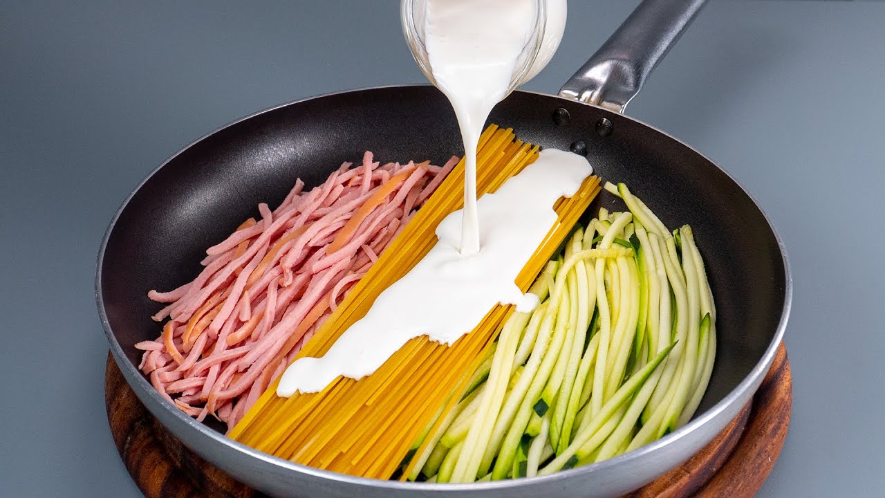 Dieses Rezept „schlägt“ Carbonara! Spaghetti mit Würstchen und Zucchini, in Soße!