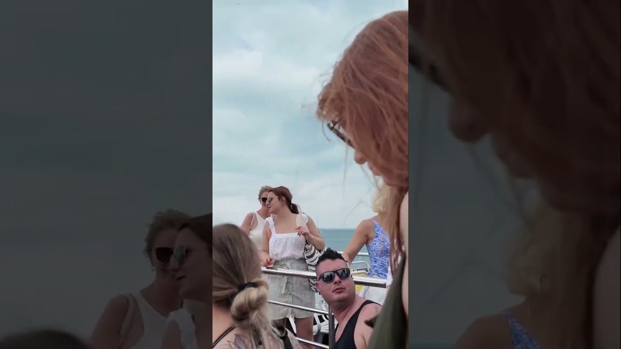 游轮抵达墨西哥女人岛/穆赫雷斯岛，排队下船| Cruise ship arrives at Isla Mujeres, Mexico and people queue up to disembark