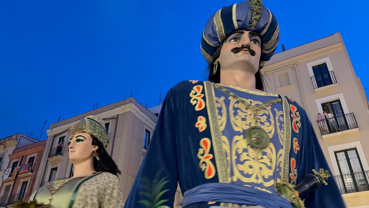 Gegants moros de Tarragona ballant el Bequetero - Sant Mag&iacute; 19/08/2025