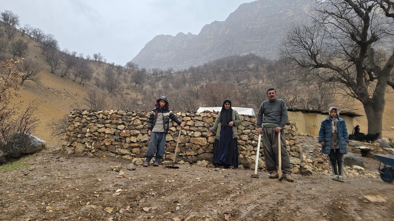 زندگی عشایری نبرد برای بقا در دل کوهستان زاگرس 🏔️ | ساخت خانه برای گوسفندان در طبیعت وحشی 🐑🔥
