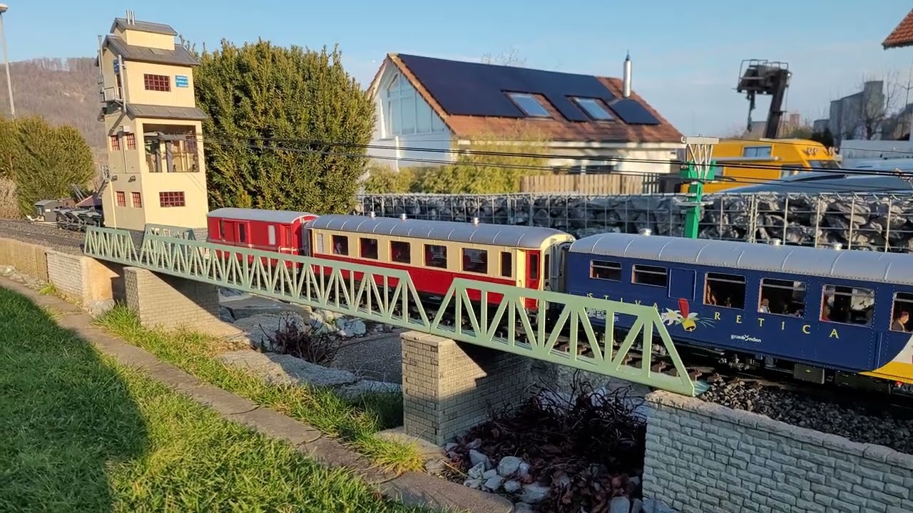 Erste Ausfahrt mit der neuen LGB Lok Ge 4/6 Nr. 353 der RhB auf der Gartenbahn.