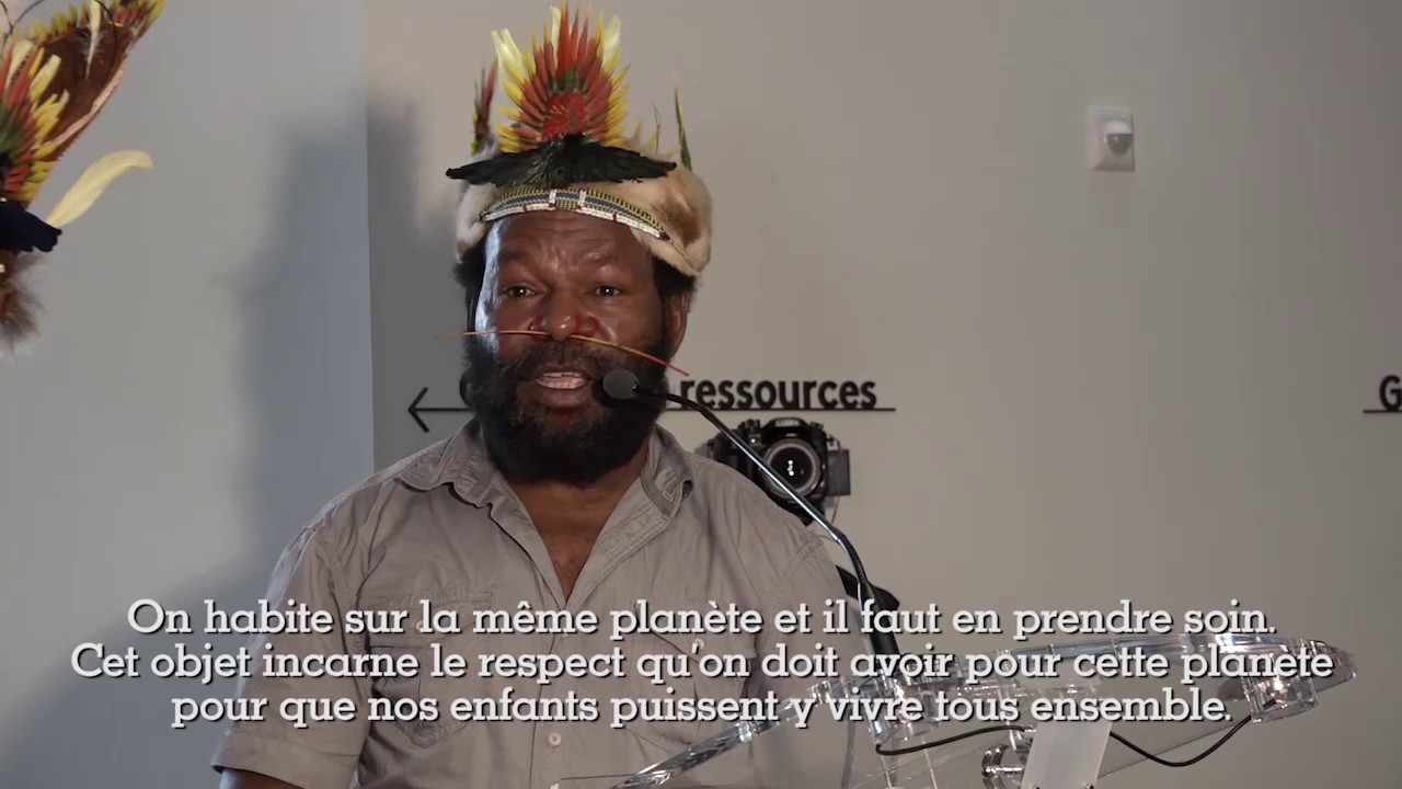 Le chef papou Mundiya Kepanga offre sa coiffe au Musée de l'Homme