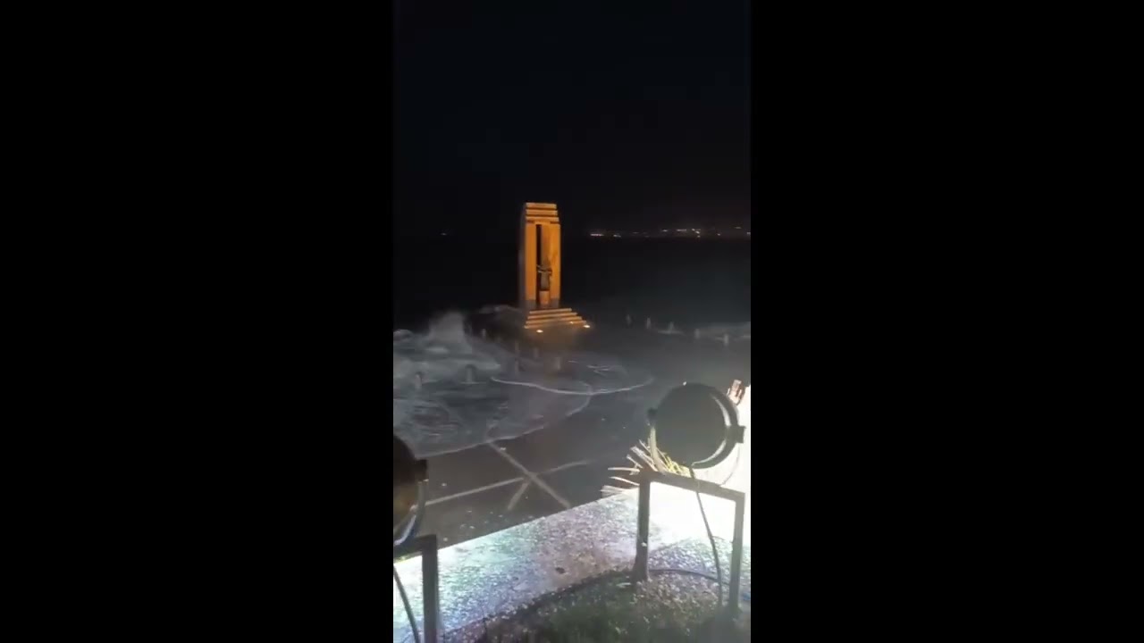 Maltempo, il Lungomare di Reggio Calabria inghiottito dal mare: video di una mareggiata storica