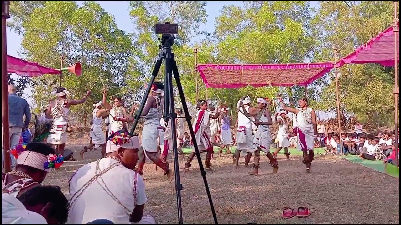 Dhurwa samaj yuva sanmvad sammelan mavliguda me gumalvada ki prastuti 