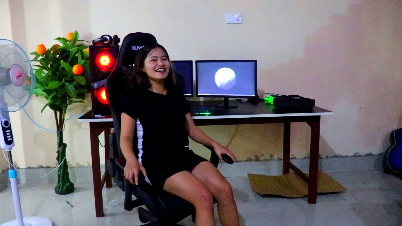 Unboxing my NEW Gaming Chair!