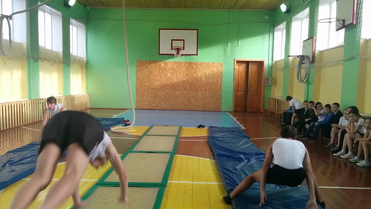 Урок гимнастики в 11 А классе