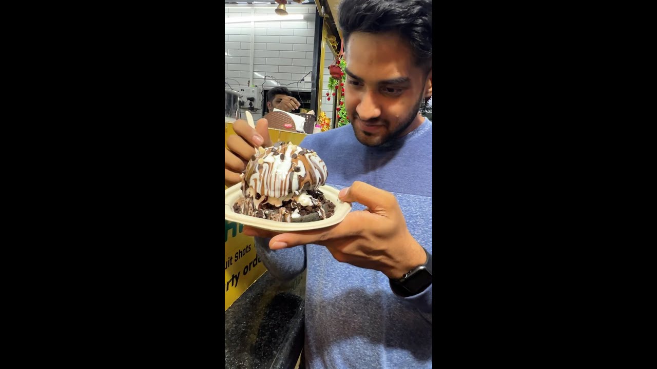 CHOCOLATE WALA BURGER KHA LIYA MENE! 🤮🍔#shorts #vlog