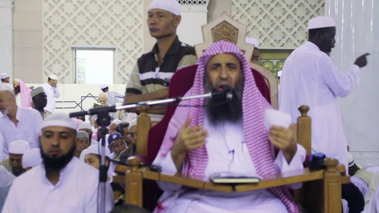 حكم المصافحة والمعانقة عند اللقاء