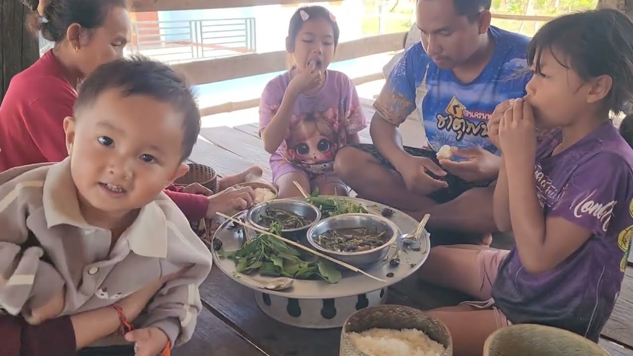 กินข้าวเช้าแกงหน่อไม้ใส่หอยใส่เขียด​แช่บๆ