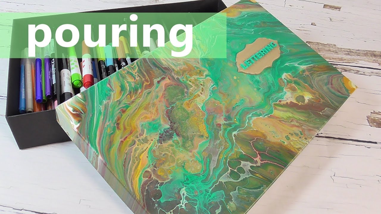 Caja de cartón decorada con la técnica pouring o vertido de pintura
