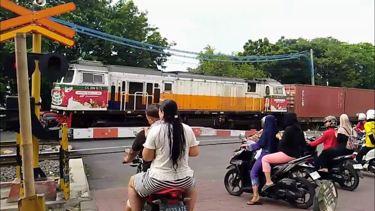 PALANG PINTU PERLINTASAN KERETA API JL LAYUR SEMARANG - KA BLORA JAYA & KA BARANG KONTAINER