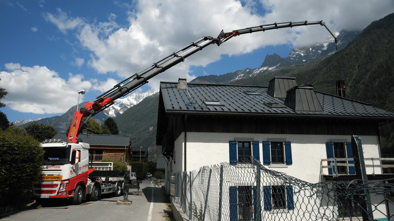 Mise en place de meubles avec une grue de 38 m - S.E Levage - Palfinger 135T/M sur Volvo FH4 540
