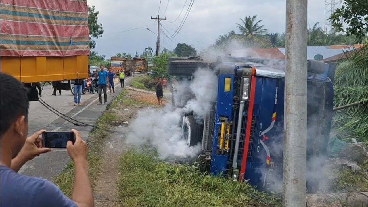 Truck Remblong..Kaki Driver Luka Parah || evakuasi Truck Sangant Dramatis