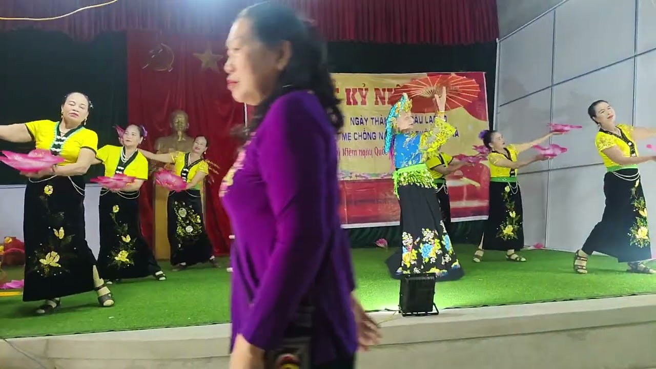 Nghệ sỹ Lệ bán nvaf nhơm phụ hoạ