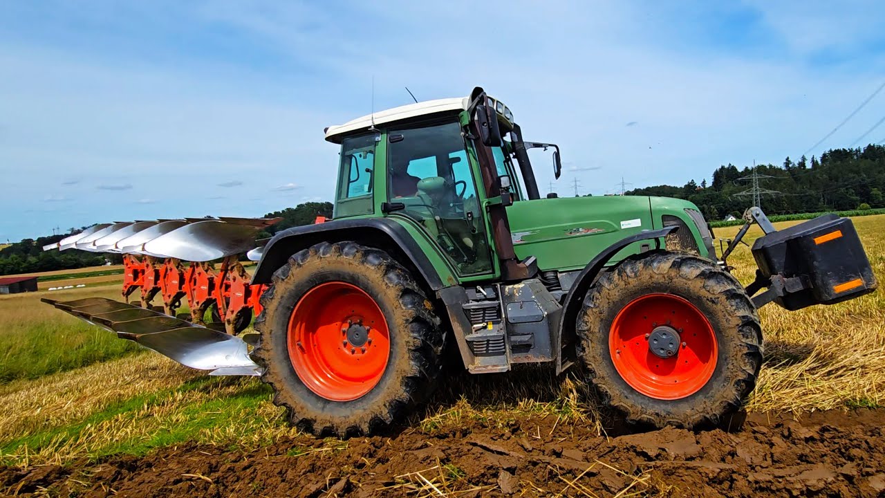 Kraftvoller Fendt Favorit 714 mit Kuhn 5  -Schar Volldrehpfug Multi-Master 122 bei GPS pflügen 2024