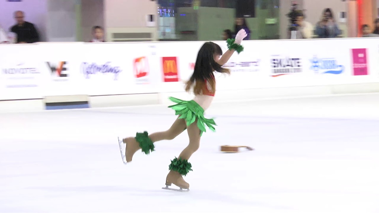 Nikky 7 yrs old ice skating - Lilo & Stitch 