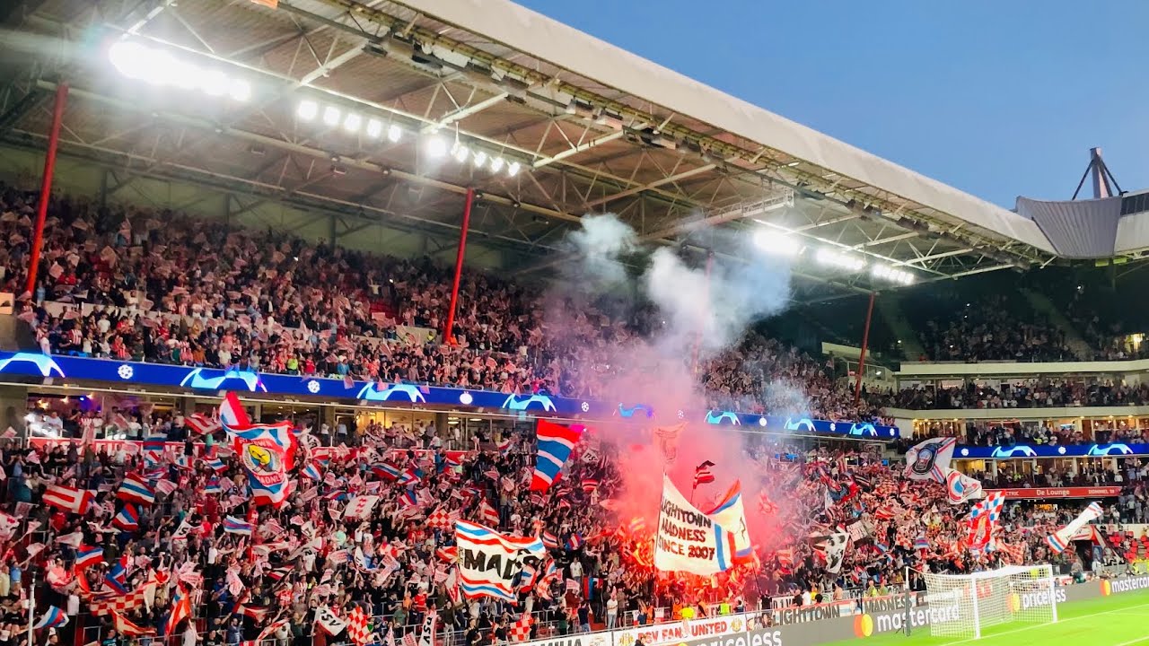Sfeer tijdens de warming-up & opkomst PSV- SL Benfica : 24/08/2021