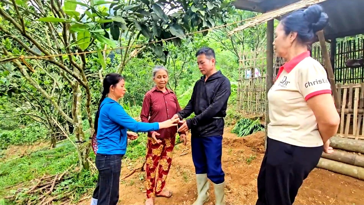 When Tuyet's mother found out, she came to find Tuyet and Huong
