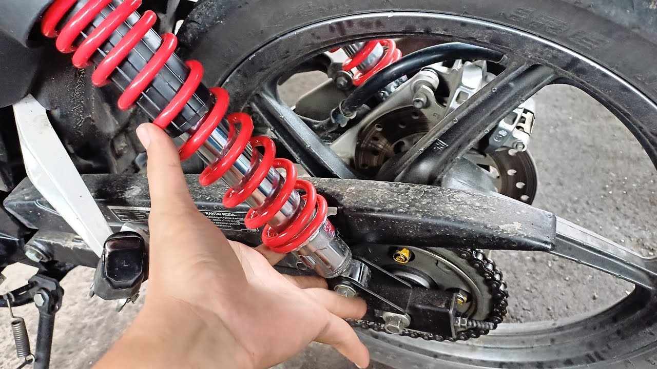 review pemasangan shock honda verza pada honda revo absolute #mekanik #bengkel #diy