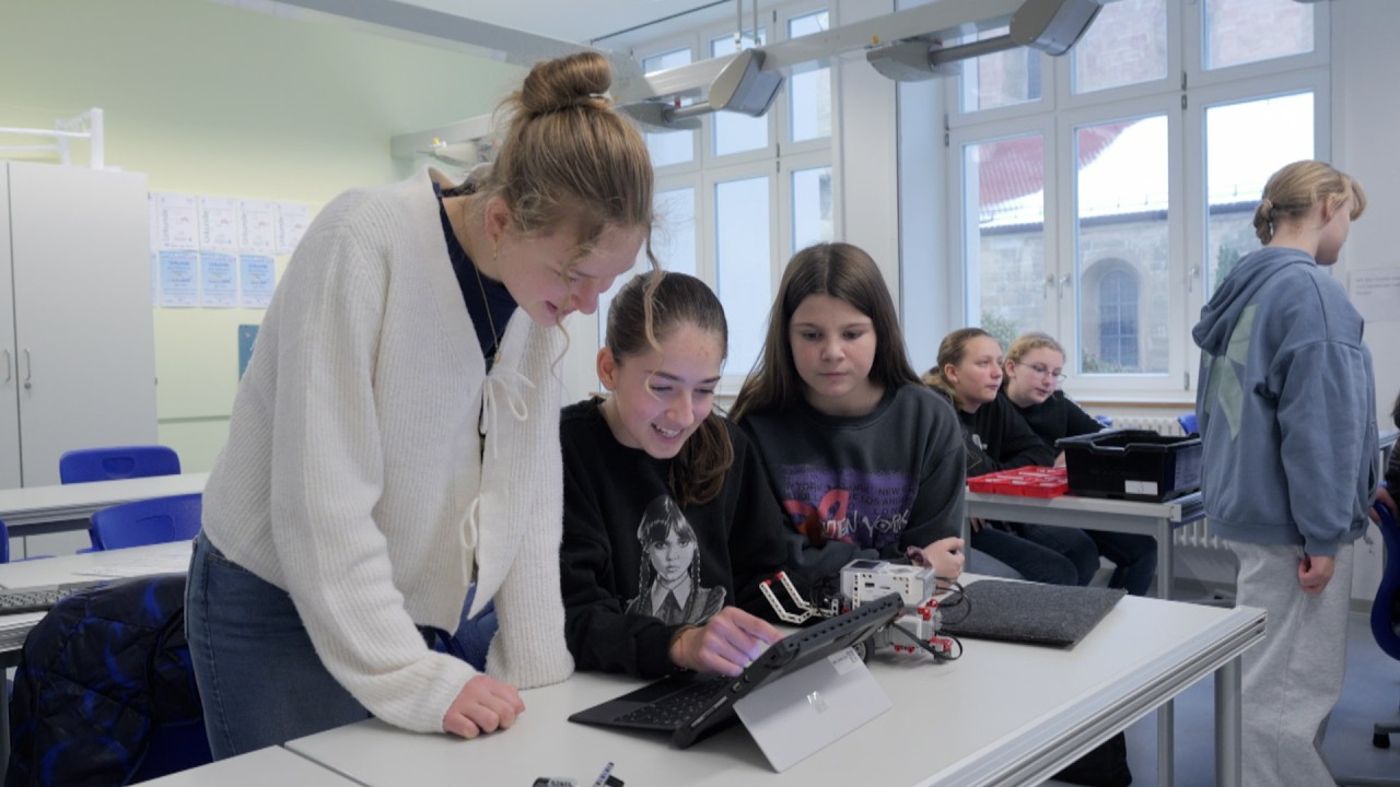 Von Hip Hop bis KI: Mädchenrealschule Niedermünster feiert 40 Jahre Seligsprechung ihrer Patronin
