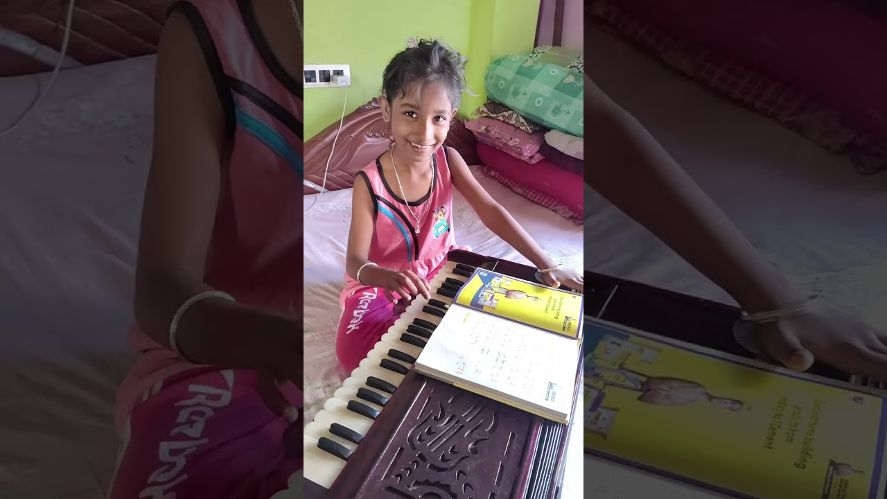 রান্না করতে করতে মেয়ে কে গান শেখানো হচ্ছে ❤🥰