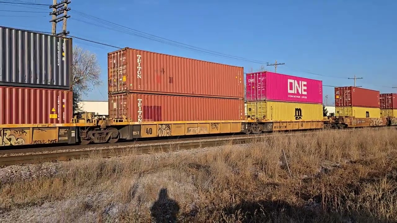 Eastbound CN intermodel 198 pulls into Winnipeg on Monday, December 1st, 2025