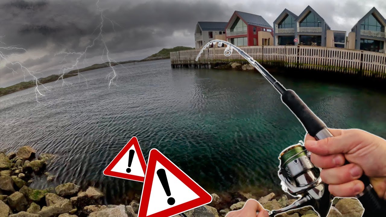 Ces zones abritées pendant la tempête cachent de belles surprises !! (Pêche au leurre en Norvège)