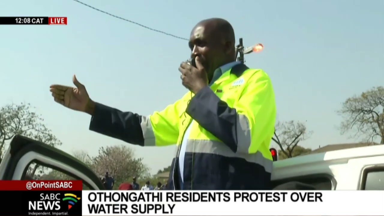 eThekwini mayor Kaunda addresses protesting oThongathi community over water crisis in the area
