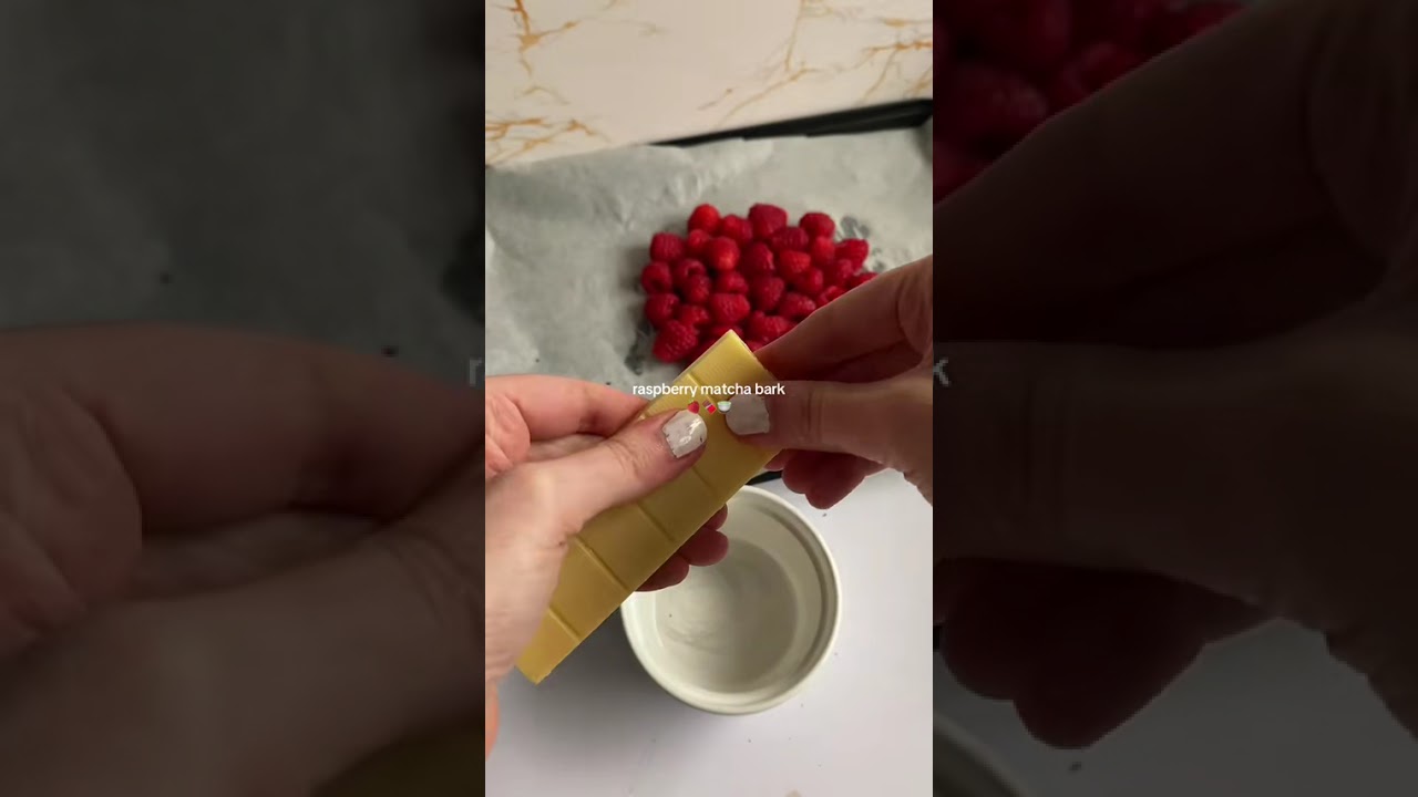raspberry chocolate matcha bark 🍫
