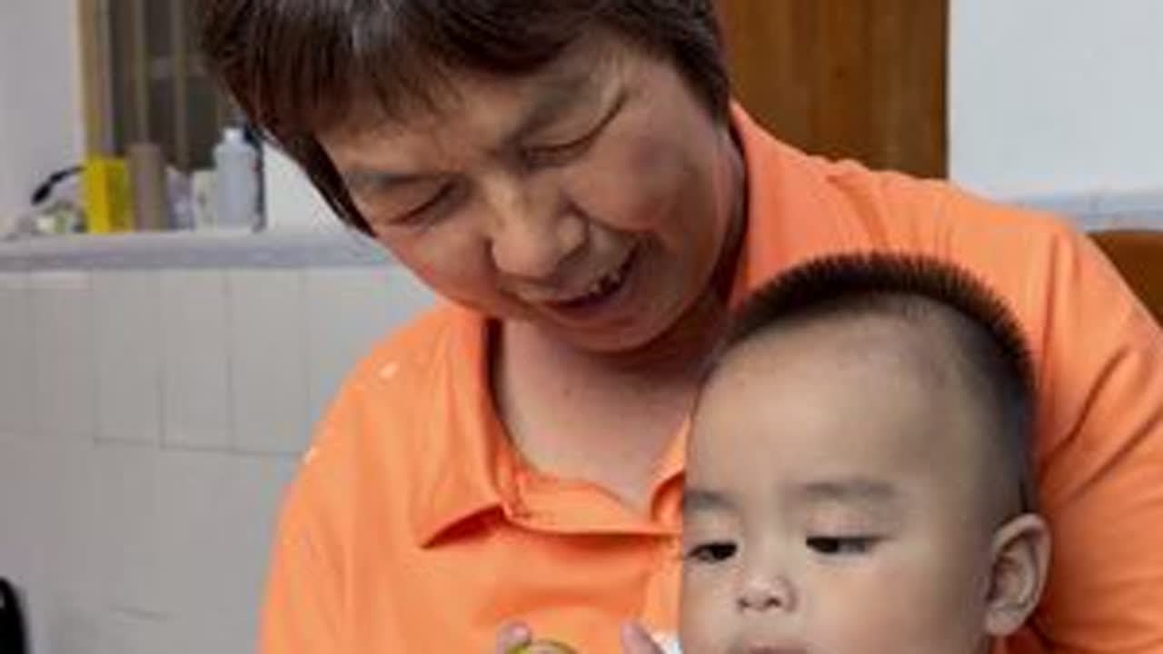 公公婆婆种的李子熟了，脆酸爽口太美味了，小宝都忍不住流口水 #三月李 #我的乡村生活 #家庭日常 #每一个幸福瞬间都值得被记录 #萌娃