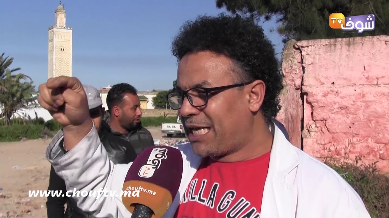 السكان يطالبون المسؤلين بالتدخل لحماية حرمة المقبرة.