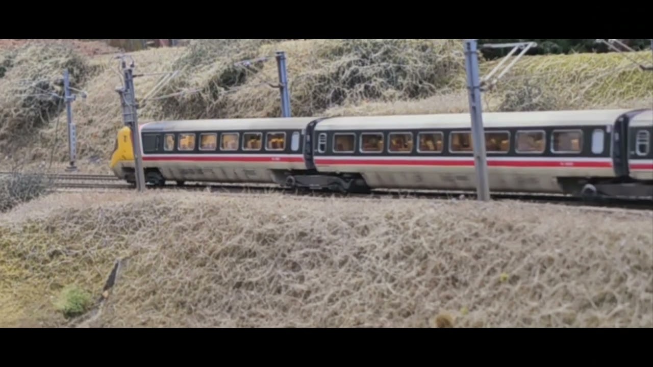 Hornby APT-P Advanced passenger train on Project Tilt.  14 car.
