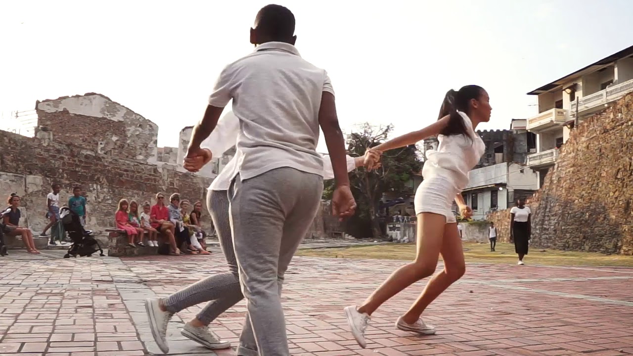 (CONTEMPORARY DANCE) DISINCrON&Iacute;A
