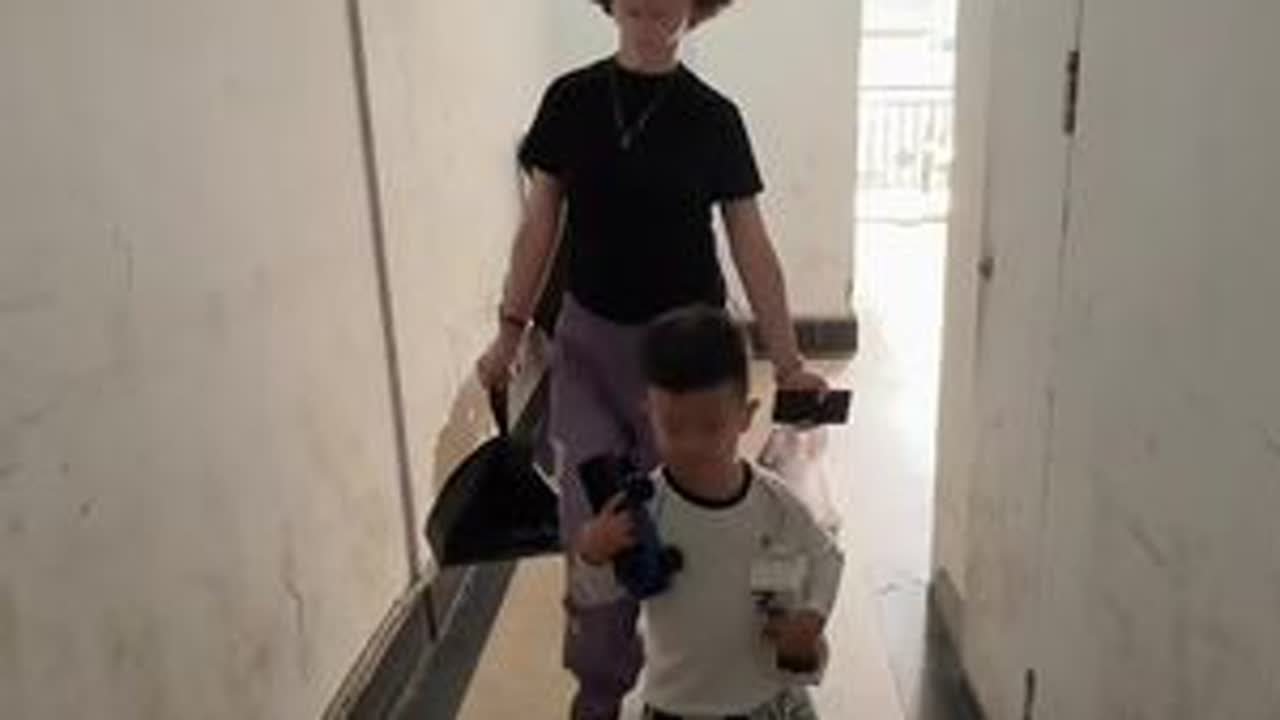 又是混饭的一天！路虎这小脑袋每天装的点啥呢！ 这给姥爷姥娘安排美了！路虎从小对姥爷就有一种不一样的感情！#原创视频 #vlog日常