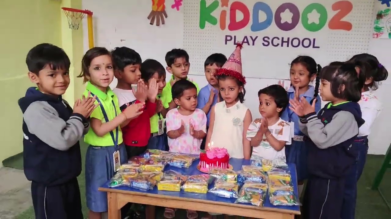 Nishtha ke school 🏫🎒 me celebrate 🎊 kra birthday 🎂🥰🎈