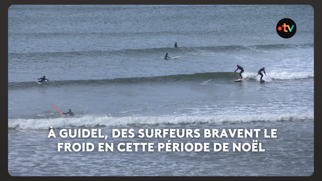 &Agrave; Guidel (Morbihan), des surfeurs bravent le froid en cette p&eacute;riode de No&euml;l