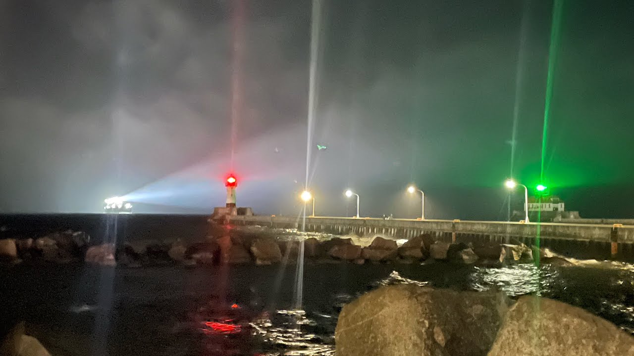 Super Ship Inbound in a Blaze of Light and Wind